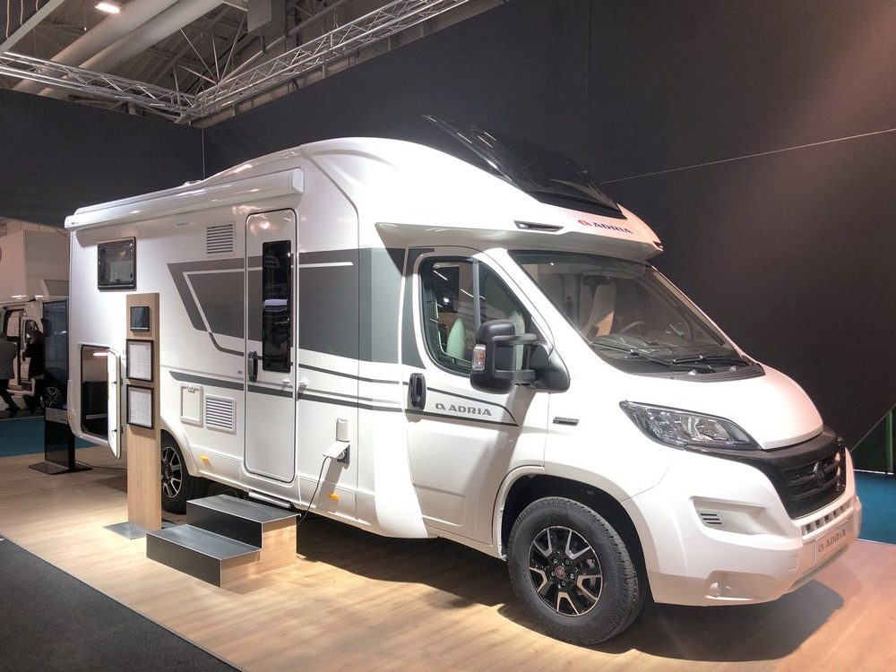 Camping-car familial de luxe Adria Matrix avec système de niveau  automatique à partir de 105,00 € par jour Goboony